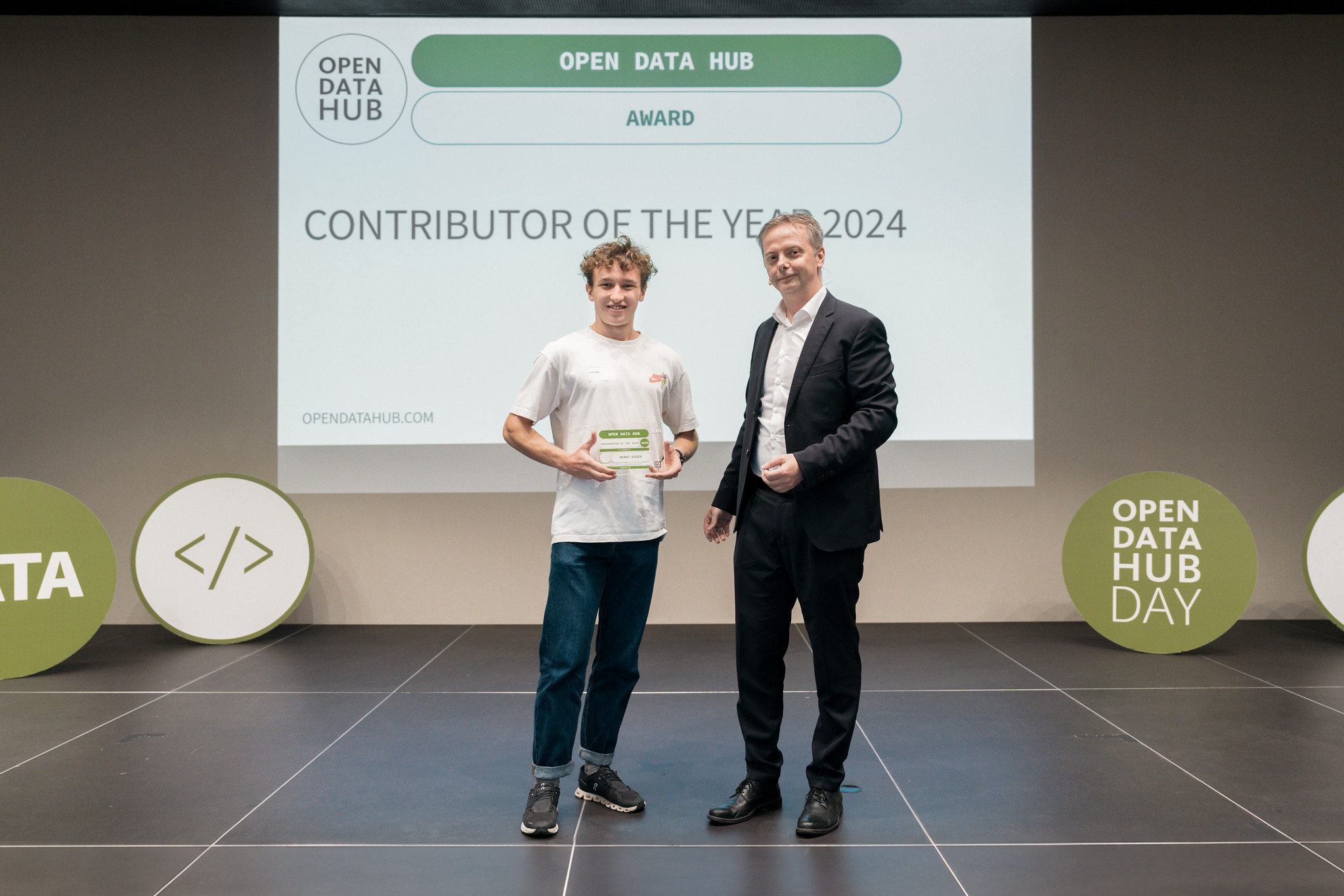 Henri Egger receiving the Contributor of the Year award from Patrick Ohnewein at the Open Data Hub ceremony.