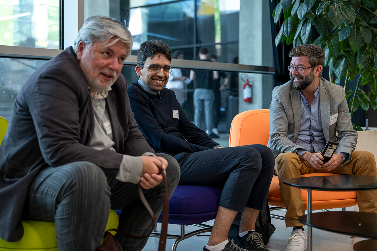 Participants in conversation during the Open Data Hub Day 2025, highlighting networking, collaboration and community exchange.