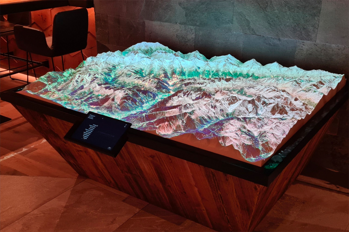 High-resolution CNC-milled terrain relief integrated with dynamic digital projection in the ËRT interactive landscape model